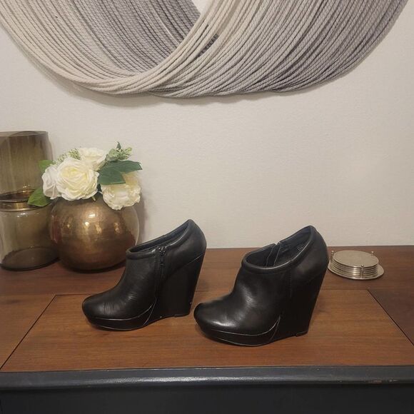 Trouve Black Leather Wedge Ankle Boots Sz 7.5 - Picture 3 of 8